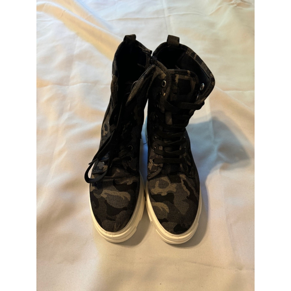 Revolve Combat Boots Rouge Helium Chunky Platform Camo Lace Up Size 8 - Picture 6 of 7